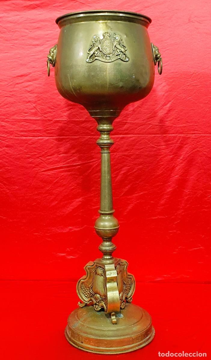 Antig&uuml;edades: Macetero antiguo de bronce y laton - Foto 1