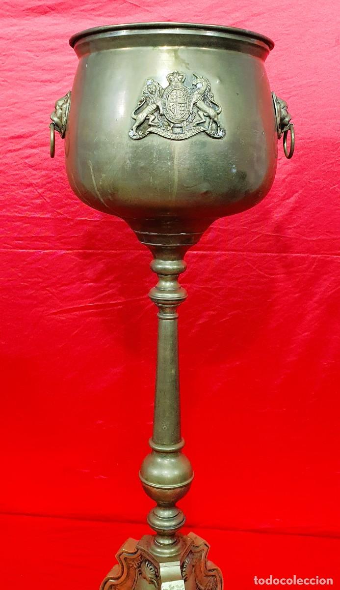 Antig&uuml;edades: Macetero antiguo de bronce y laton - Foto 2