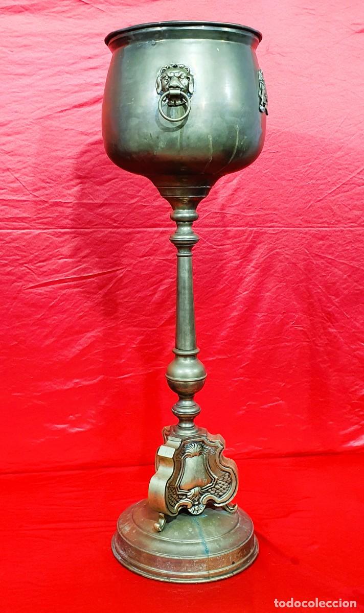 Antig&uuml;edades: Macetero antiguo de bronce y laton - Foto 3
