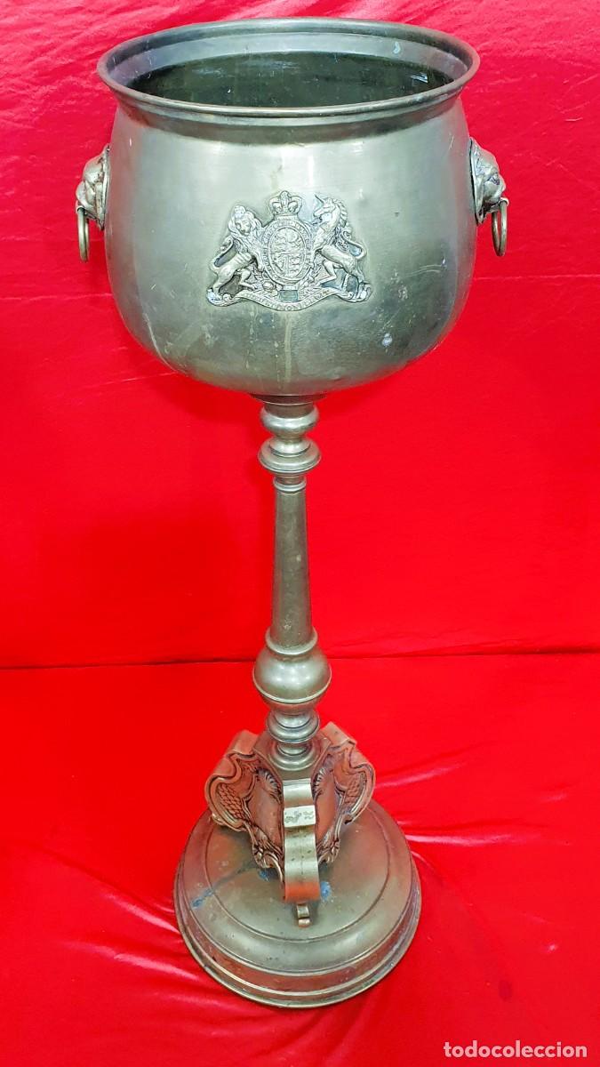 Antig&uuml;edades: Macetero antiguo de bronce y laton - Foto 4
