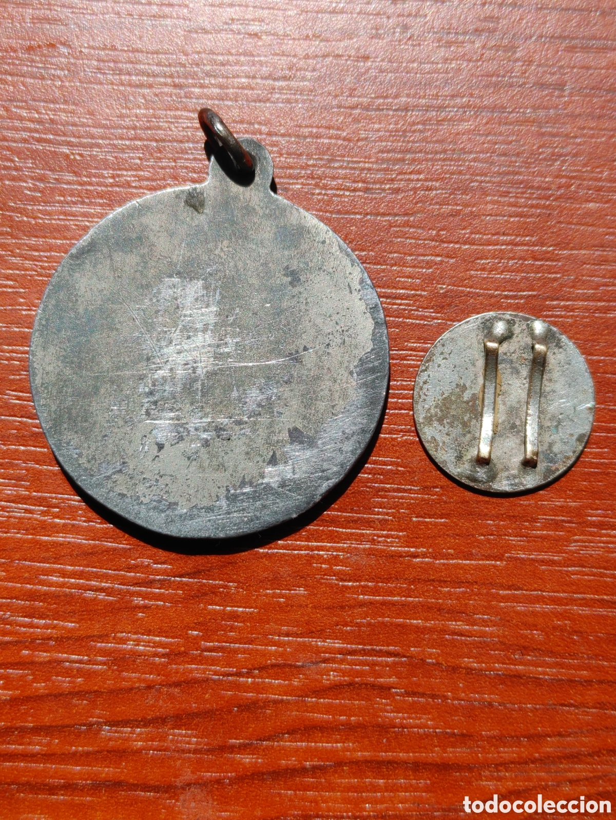 Antig&uuml;edades: Dos medallas en metal. - Foto 2