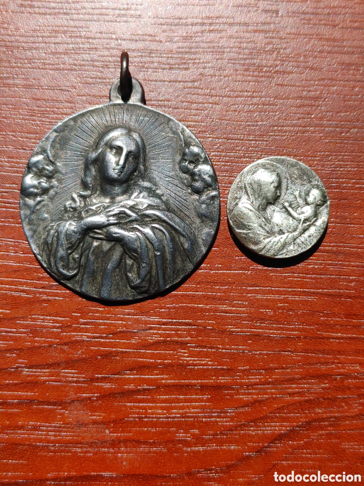 Antig&uuml;edades: Dos medallas en metal. - Foto 1