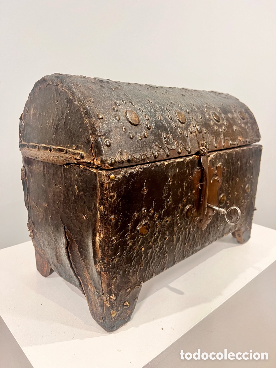 Antig&uuml;edades: Arqueta espa&ntilde;ola de madera, cuero y tachuelas.