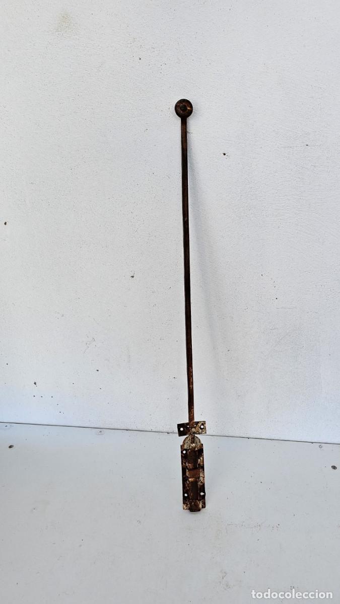 Antig&uuml;edades: cerrojo de hierro rustico - Foto 1