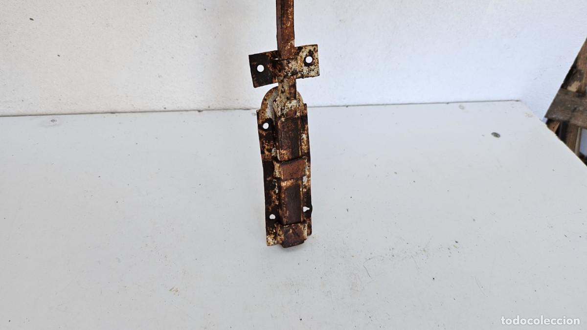 Antig&uuml;edades: cerrojo de hierro rustico - Foto 2