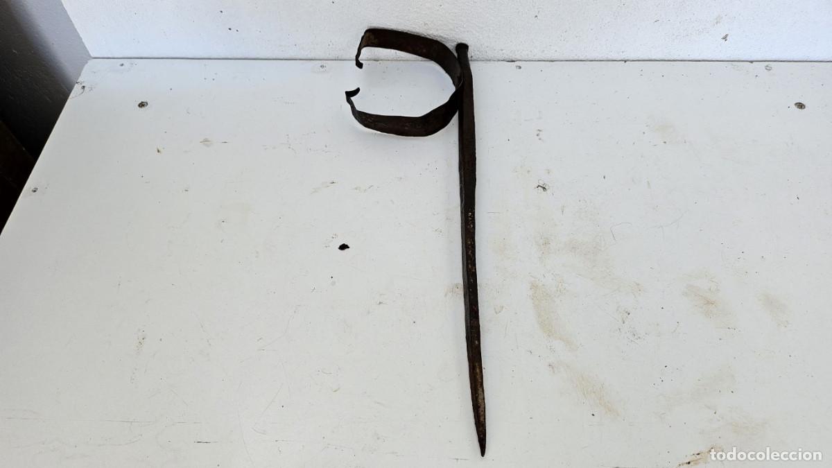 Antig&uuml;edades: clavo de hierro para atar a los caballos - Foto 1