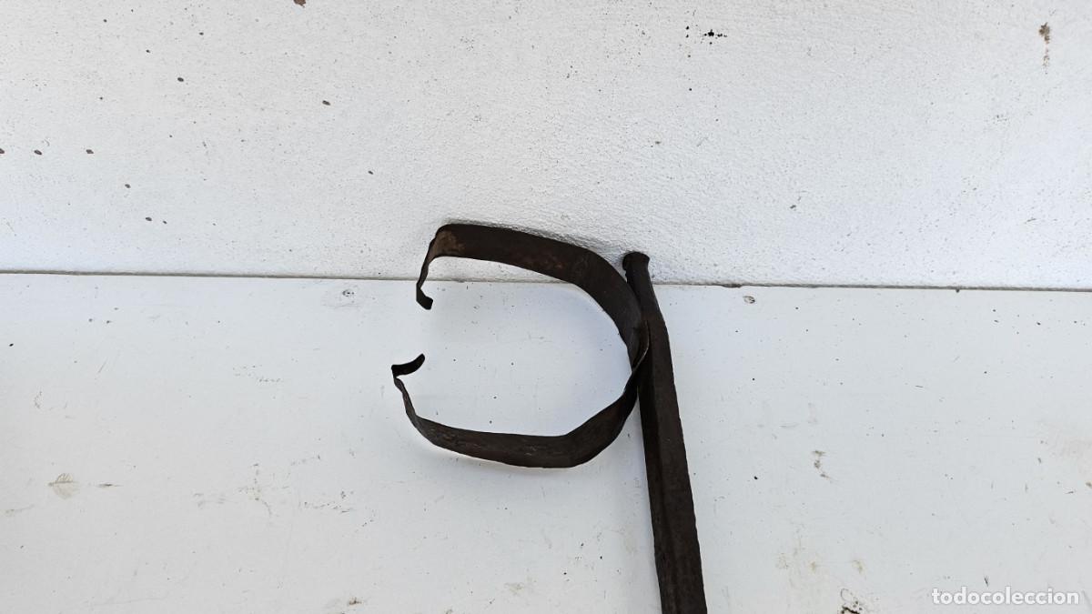 Antig&uuml;edades: clavo de hierro para atar a los caballos - Foto 2