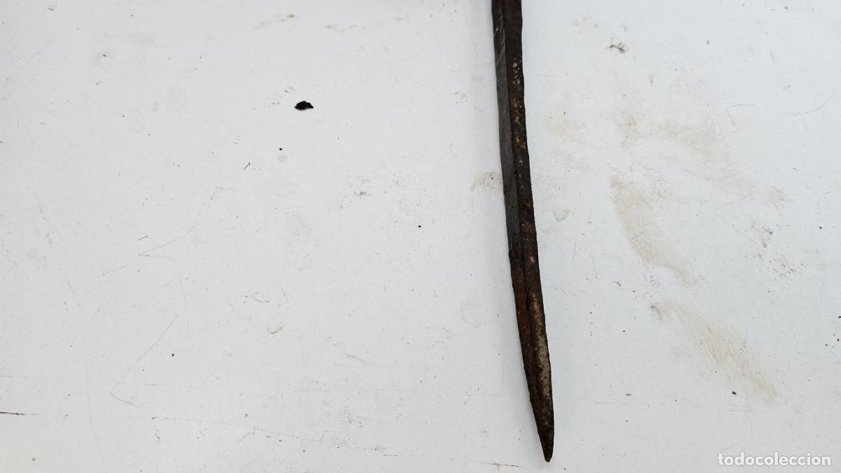 Antig&uuml;edades: clavo de hierro para atar a los caballos - Foto 3