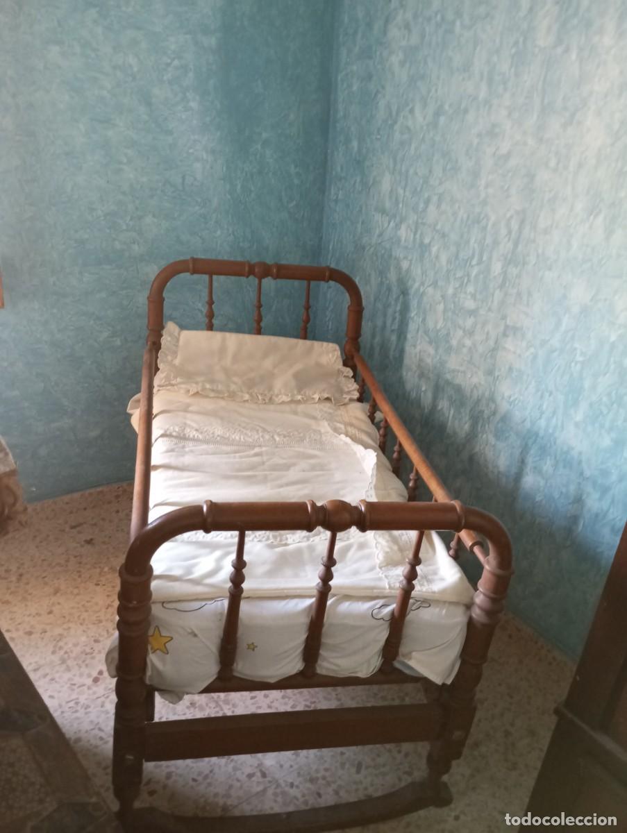Antig&uuml;edades: Cuna de madera, antigua. - Foto 1