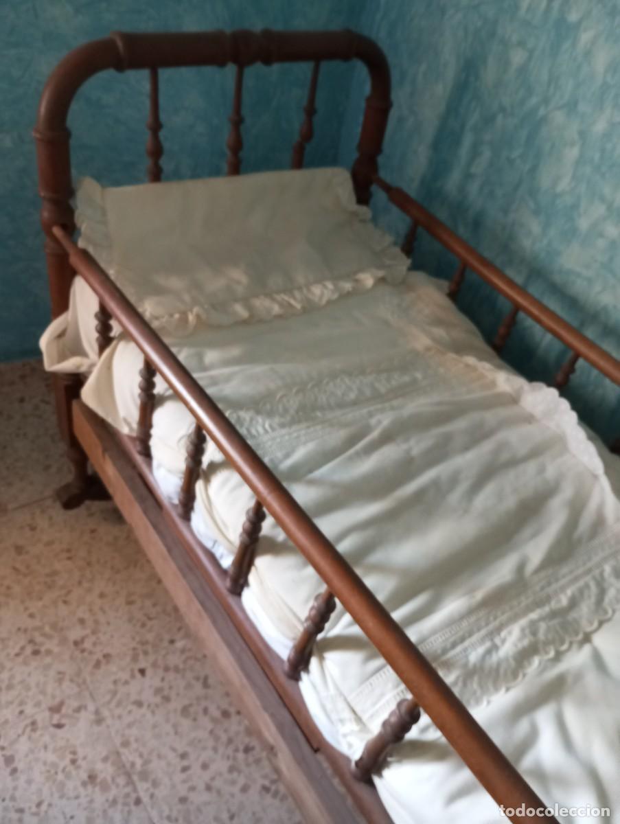 Antig&uuml;edades: Cuna de madera, antigua. - Foto 3