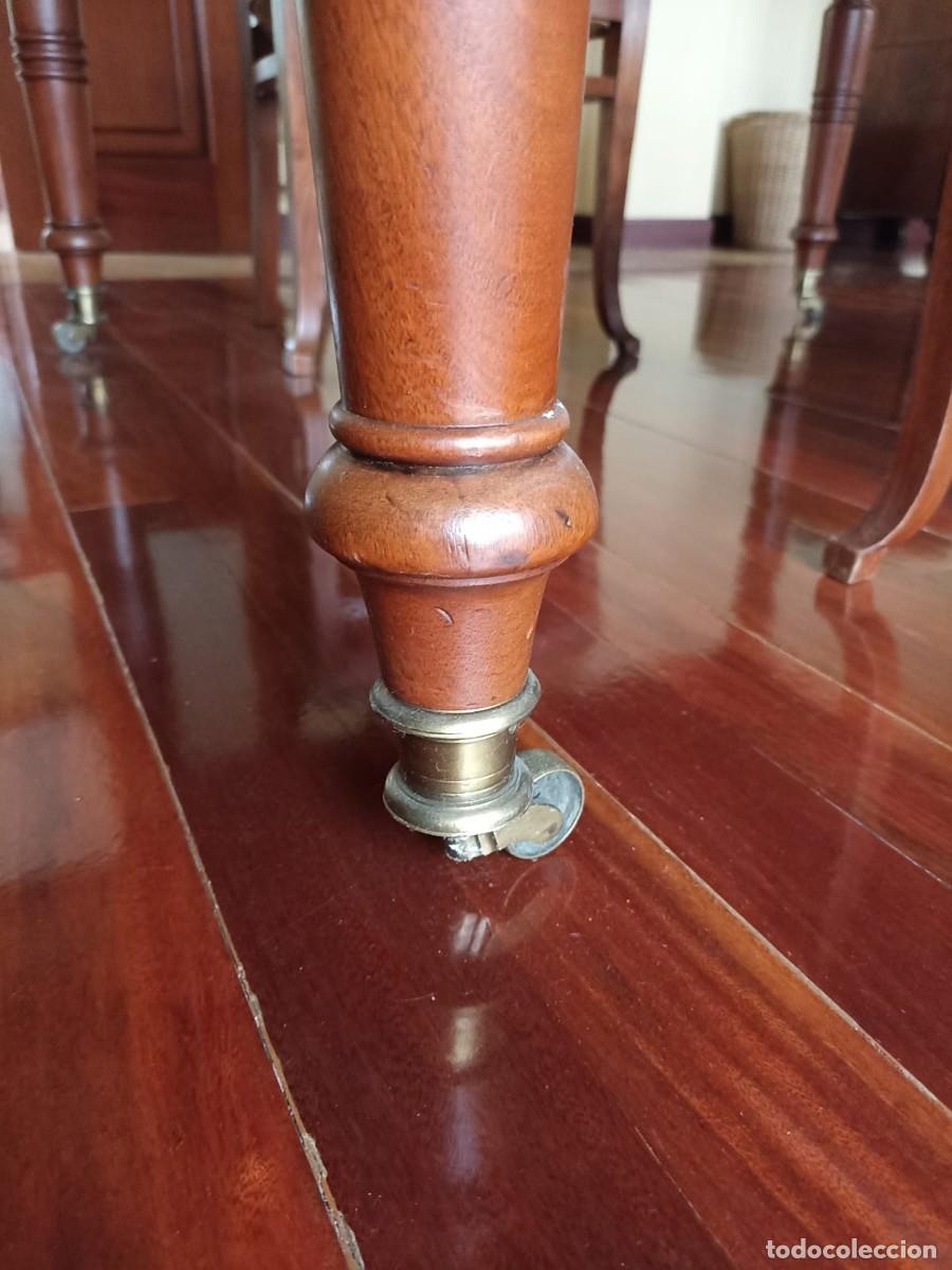 Antig&uuml;edades: Mesa de comedor de caoba y cedro, con ruedas - Foto 4