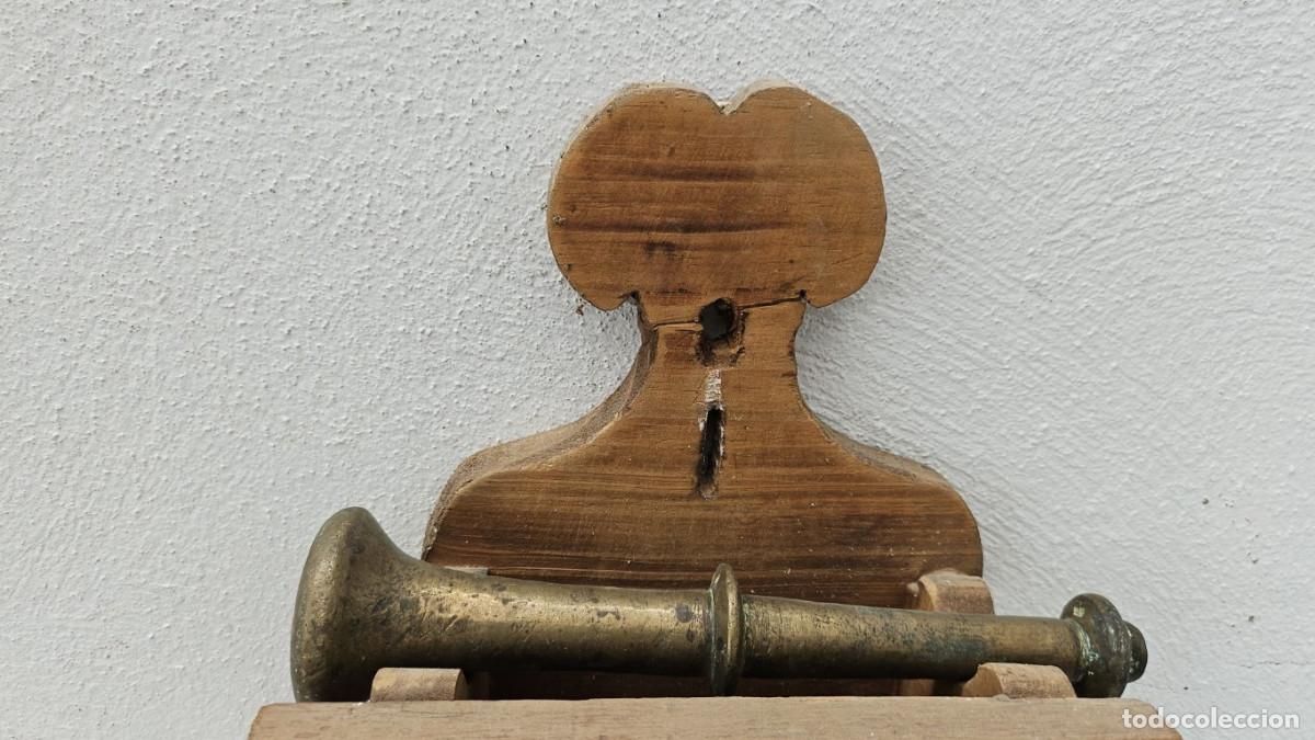 Antig&uuml;edades: mortero de bronce antiguo con mueble de colgar - Foto 2