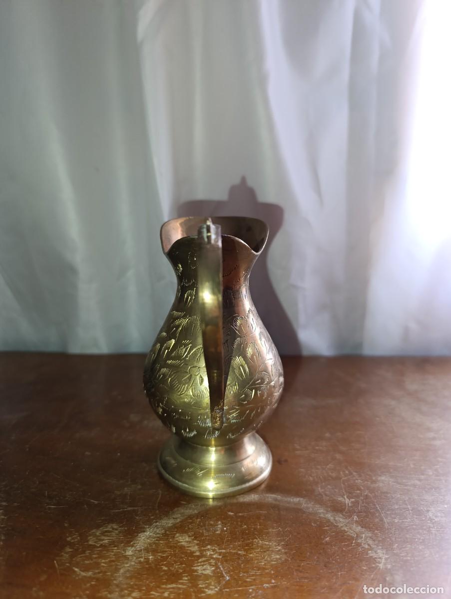 Antig&uuml;edades: Jarrita de lat&oacute;n tallado - Foto 3