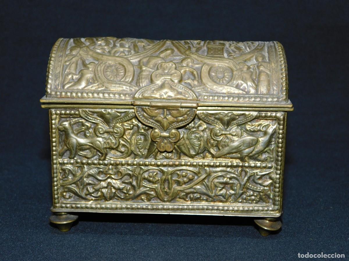 Antig&uuml;edades: COFRE DE BRONCE DECORADO - Foto 1