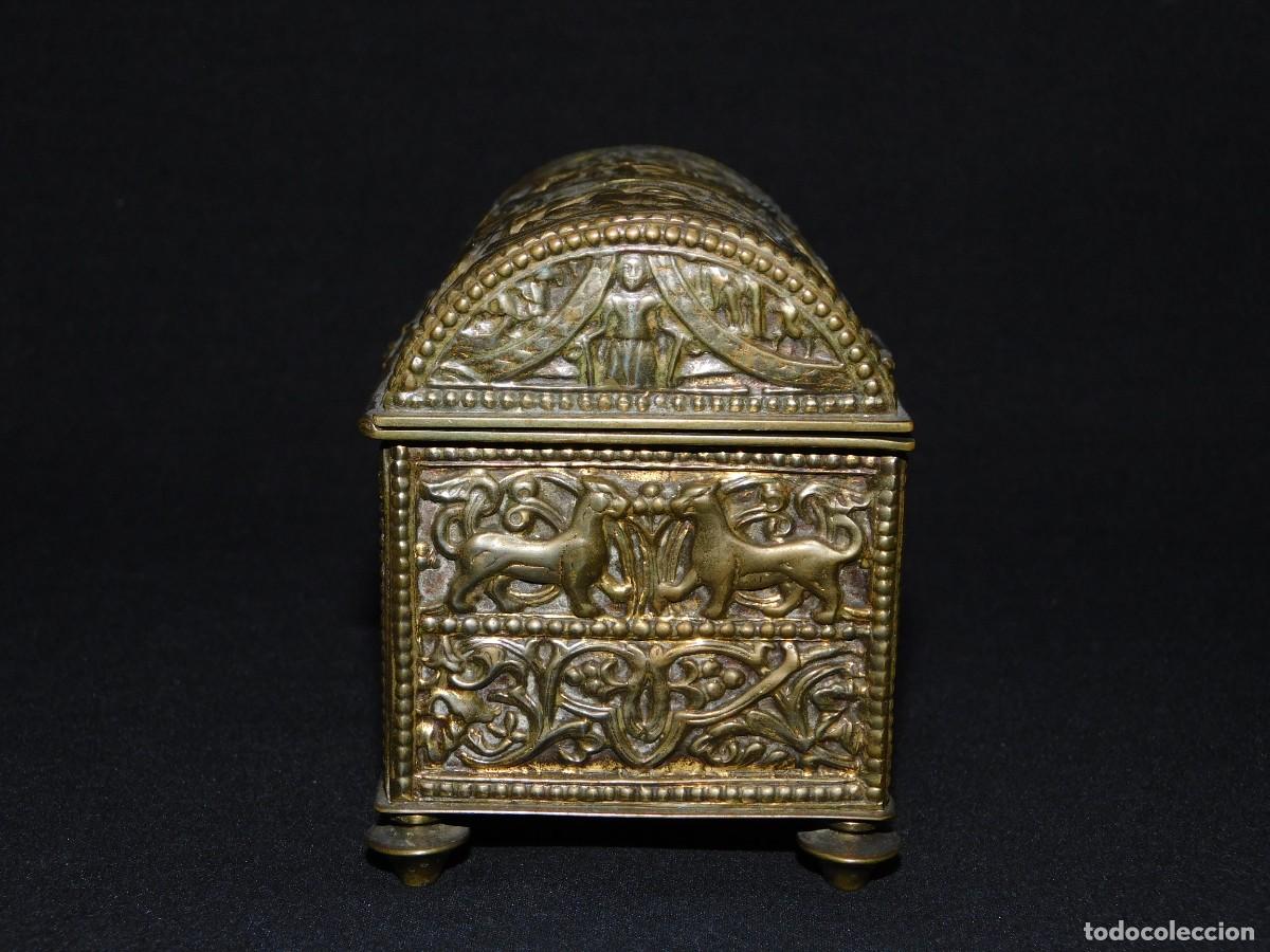 Antig&uuml;edades: COFRE DE BRONCE DECORADO - Foto 2