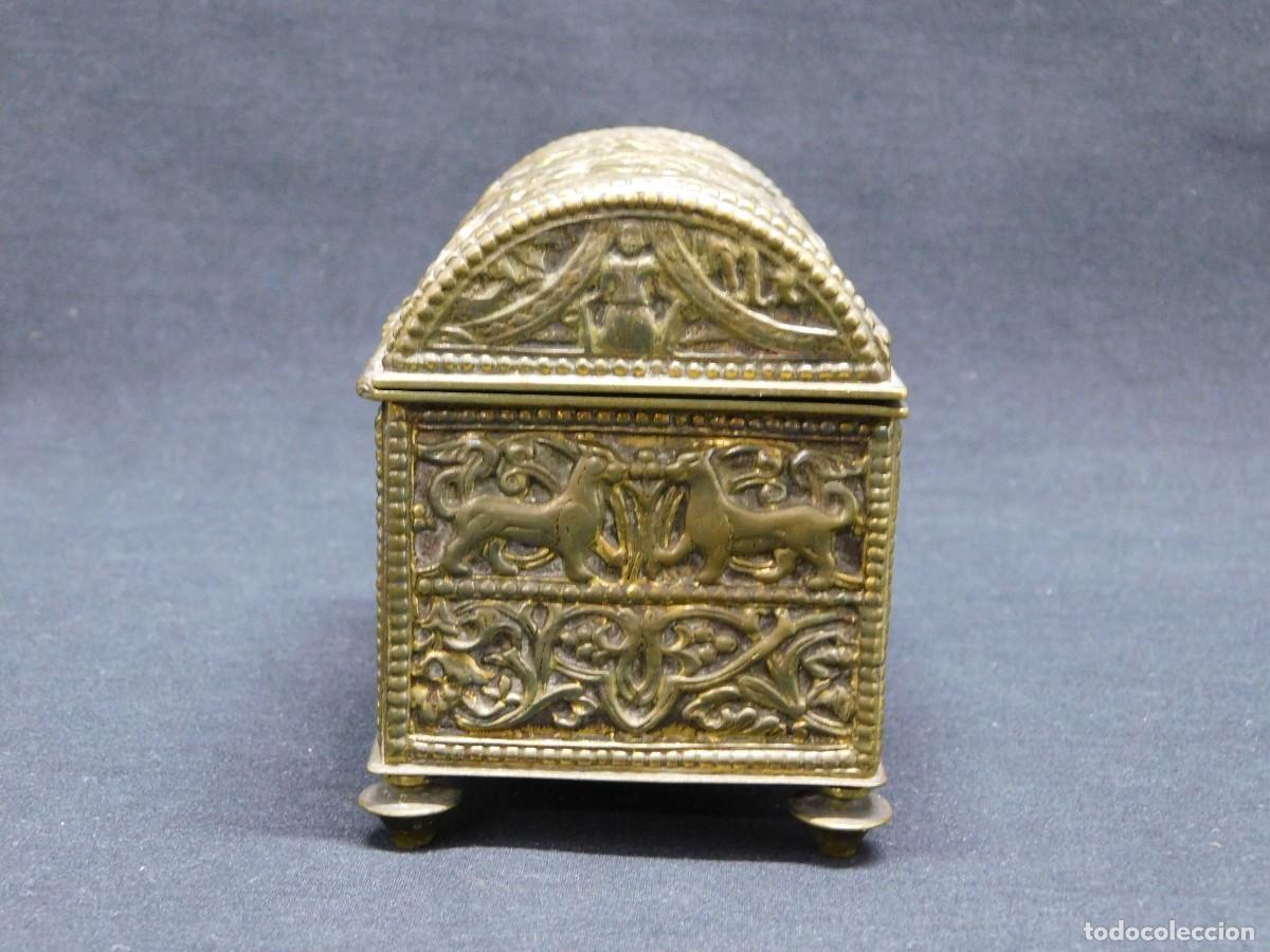 Antig&uuml;edades: COFRE DE BRONCE DECORADO - Foto 3