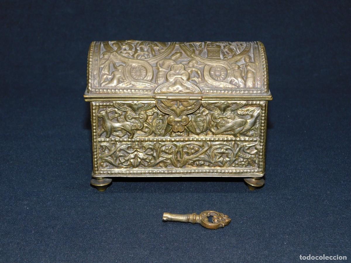 Antig&uuml;edades: COFRE DE BRONCE DECORADO - Foto 13