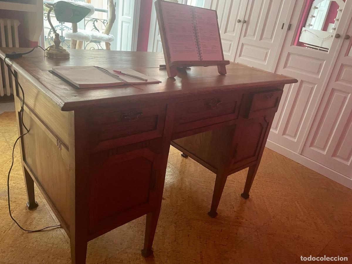 Antig&uuml;edades: Escritorio antiguo de casta&ntilde;o macizo - Foto 9