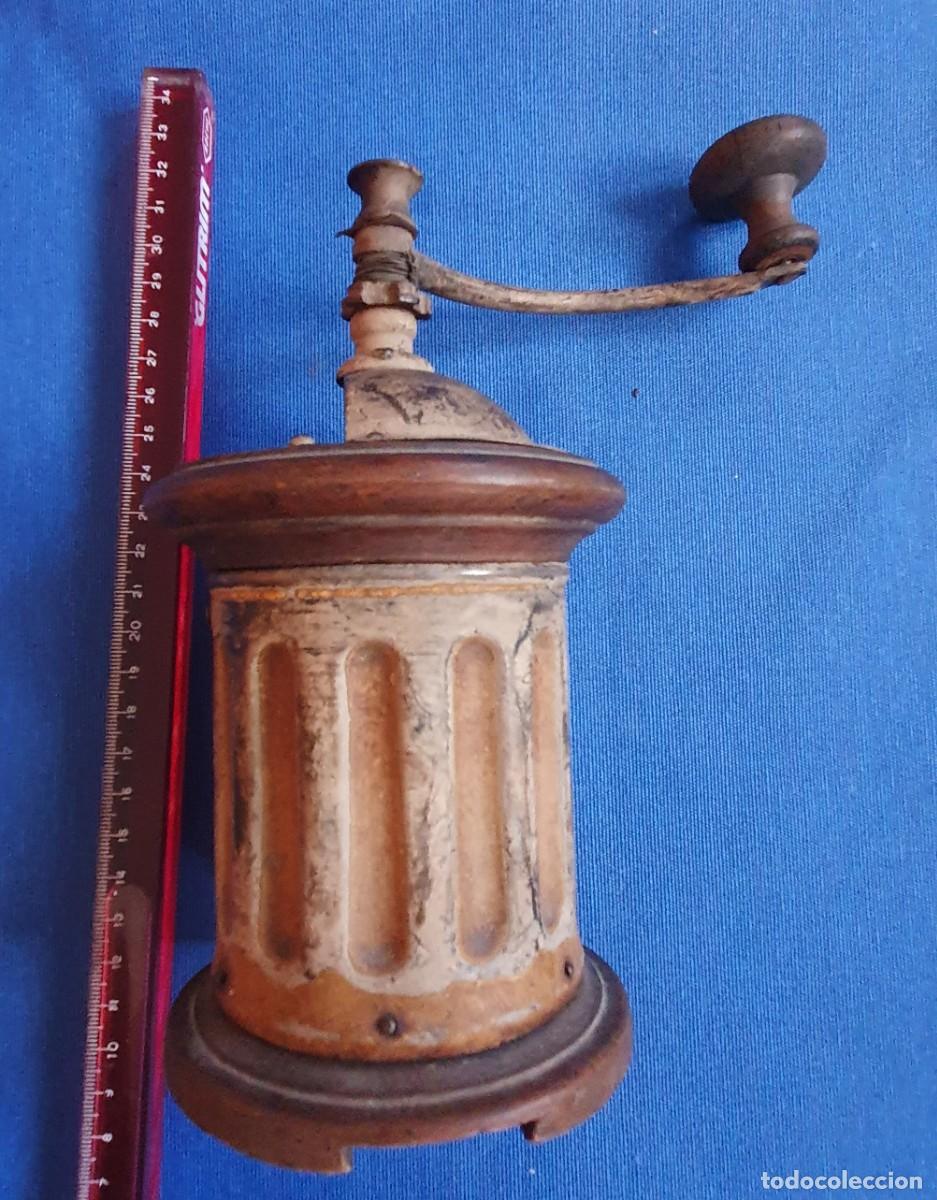 Antig&uuml;edades: Molinillo de caf&eacute; antiguo, dep&oacute;sito de chapa