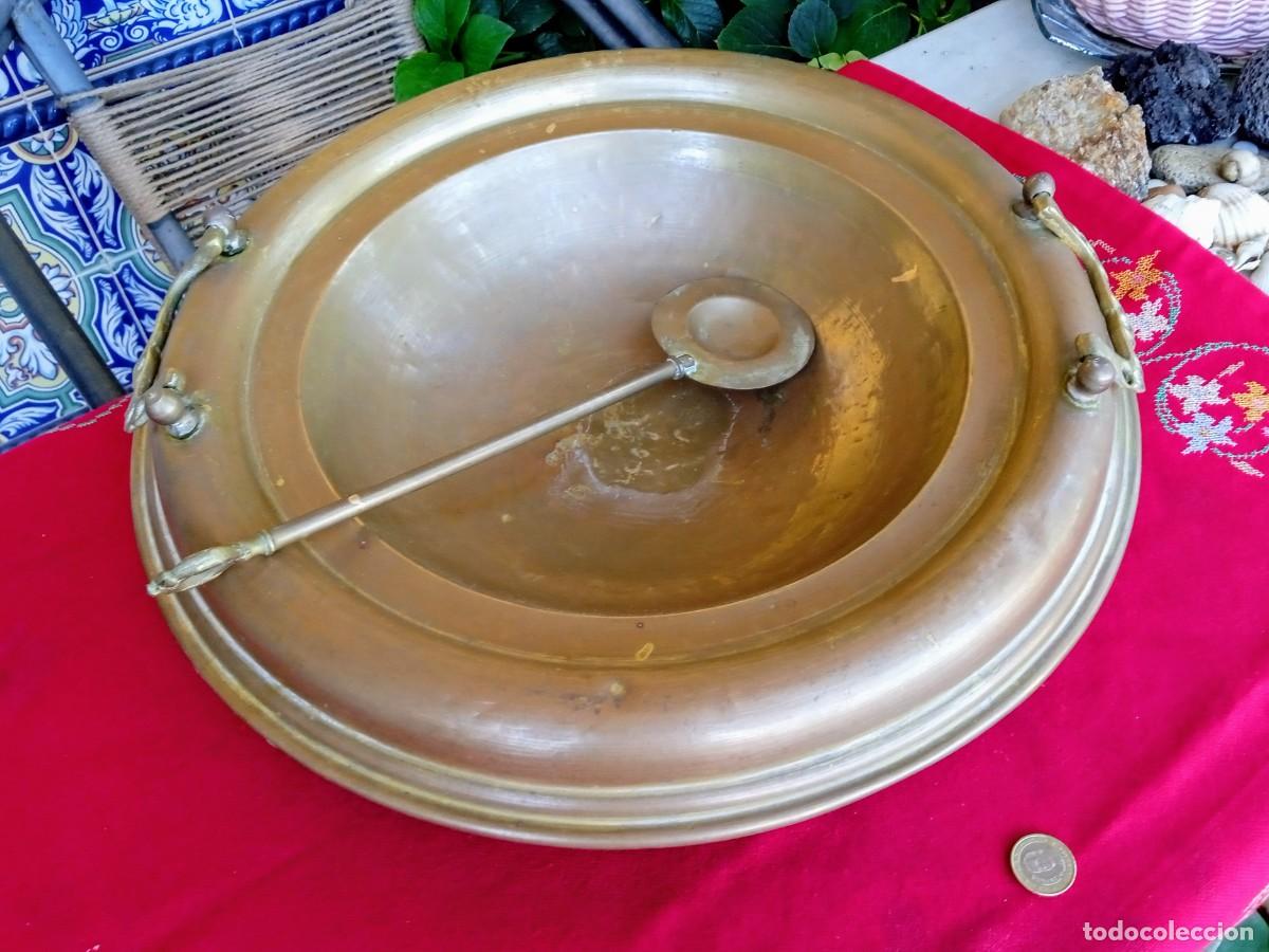 Antig&uuml;edades: Brasero antiguo de bronce con badila - Foto 1