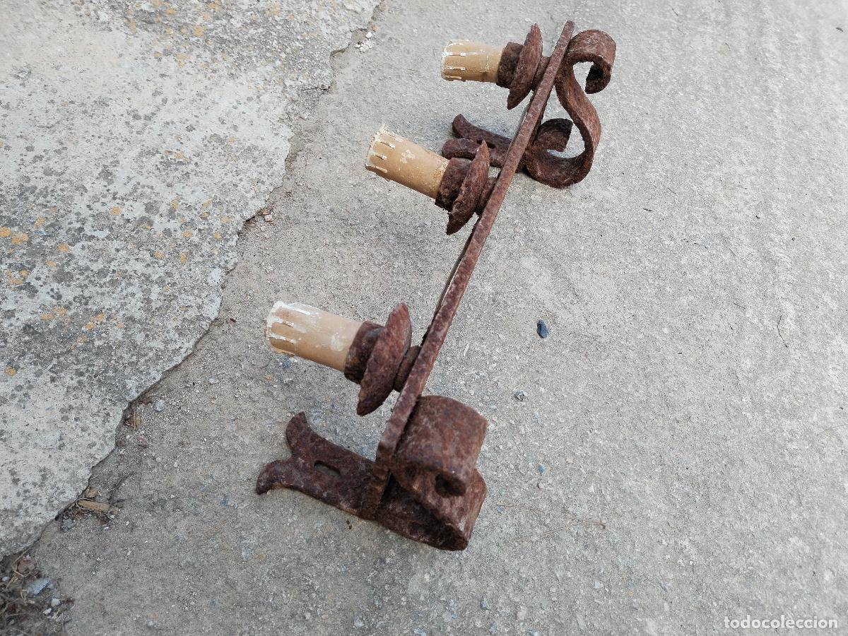 Antig&uuml;edades: antiguo aplique en hierro de forja - Foto 3