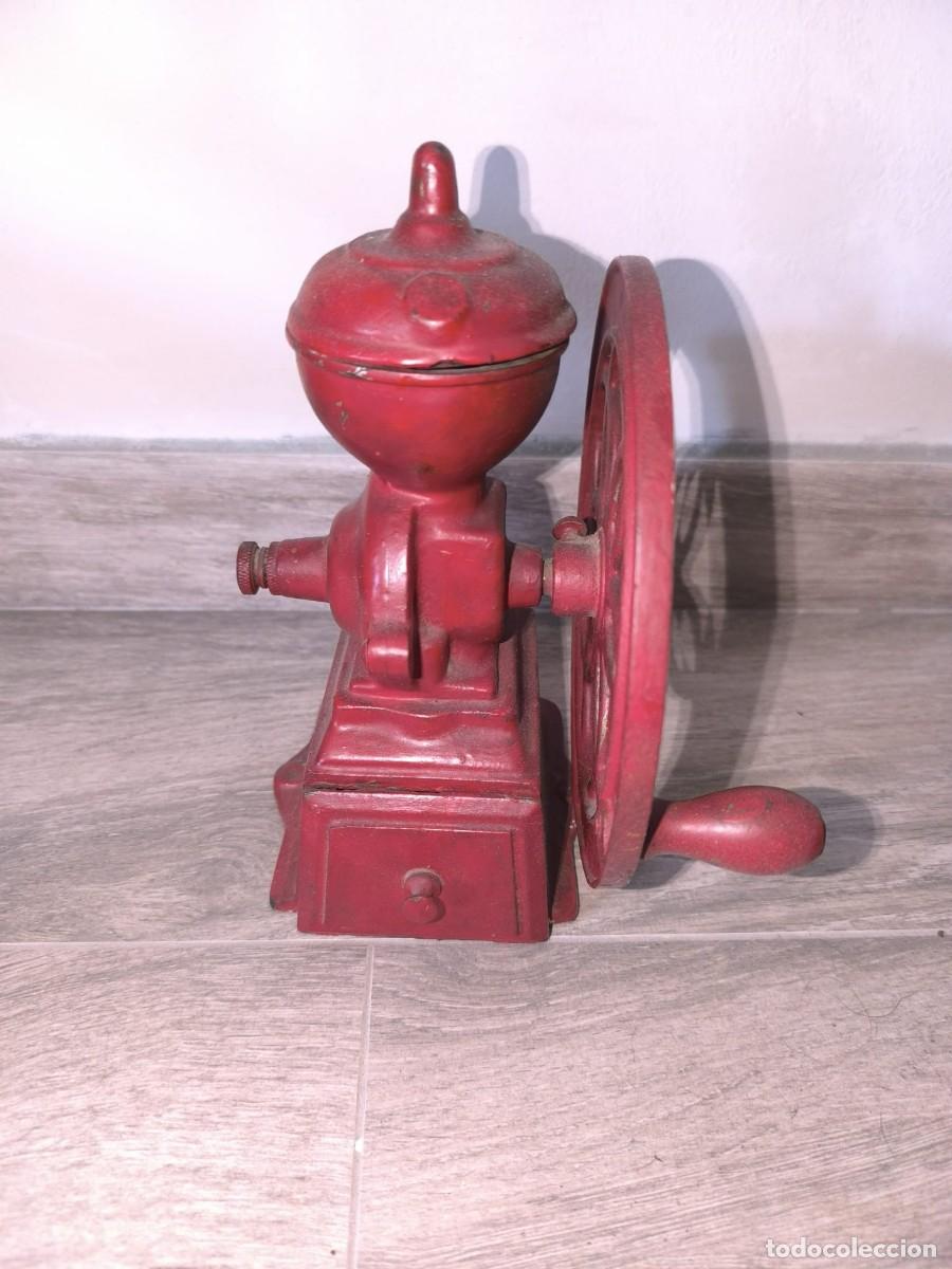 Antiquit&eacute;s: Molinillo Rojo de caf&eacute;, marca Lie