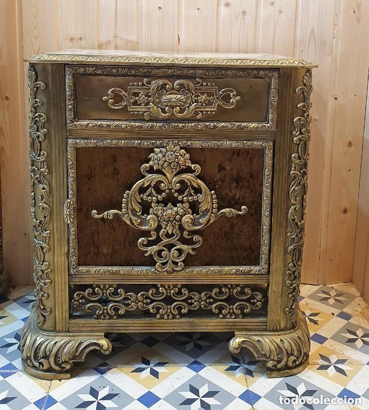 Antig&uuml;edades: Antigua pareja de mesillas de bronce estilo barroco - Foto 2