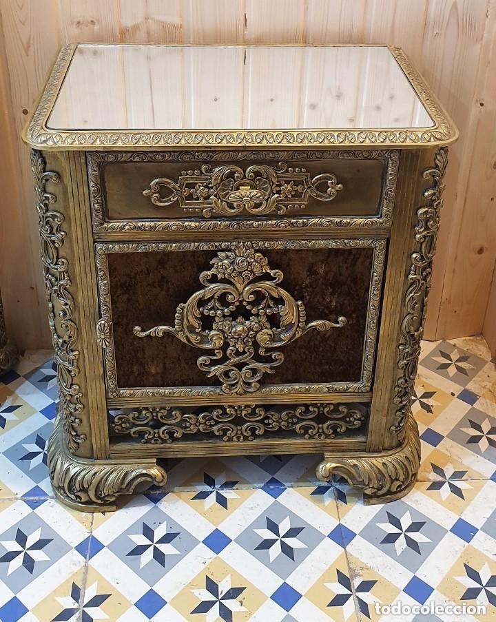 Antig&uuml;edades: Antigua pareja de mesillas de bronce estilo barroco - Foto 3