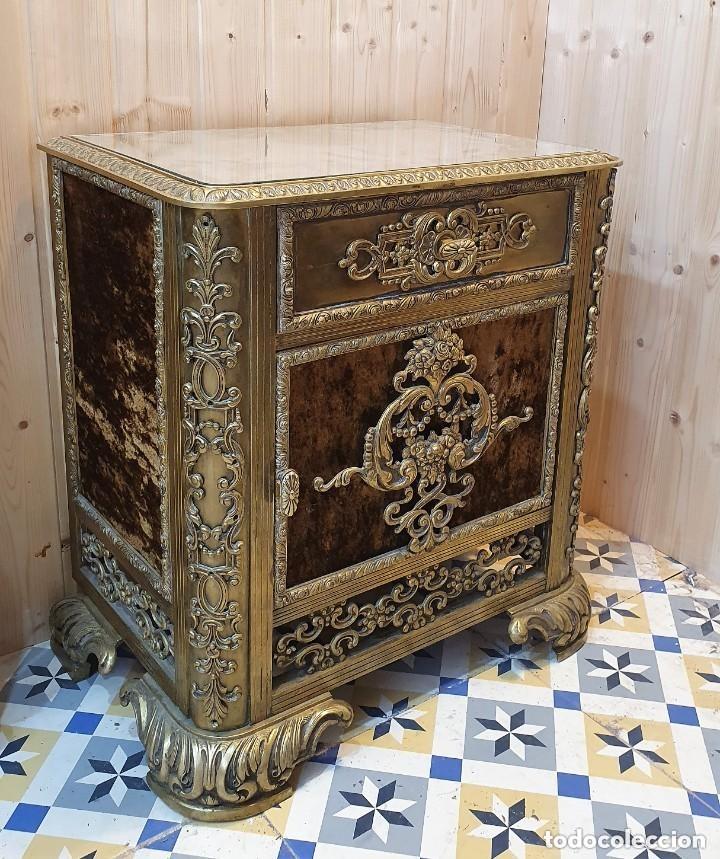 Antig&uuml;edades: Antigua pareja de mesillas de bronce estilo barroco - Foto 1