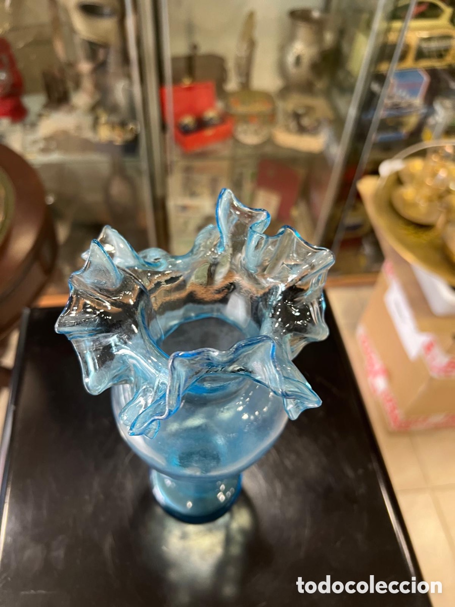 Antig&uuml;edades: Bonito florero cristal azul - Foto 2