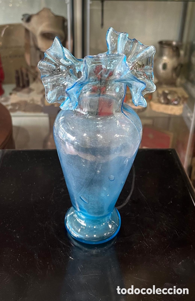 Antig&uuml;edades: Bonito florero cristal azul - Foto 1