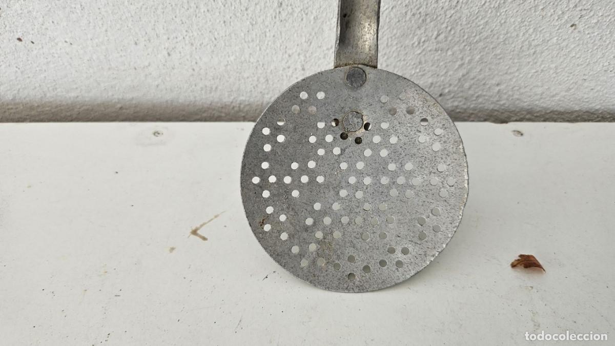 Antig&uuml;edades: espumadera de aluminio antigua - Foto 2