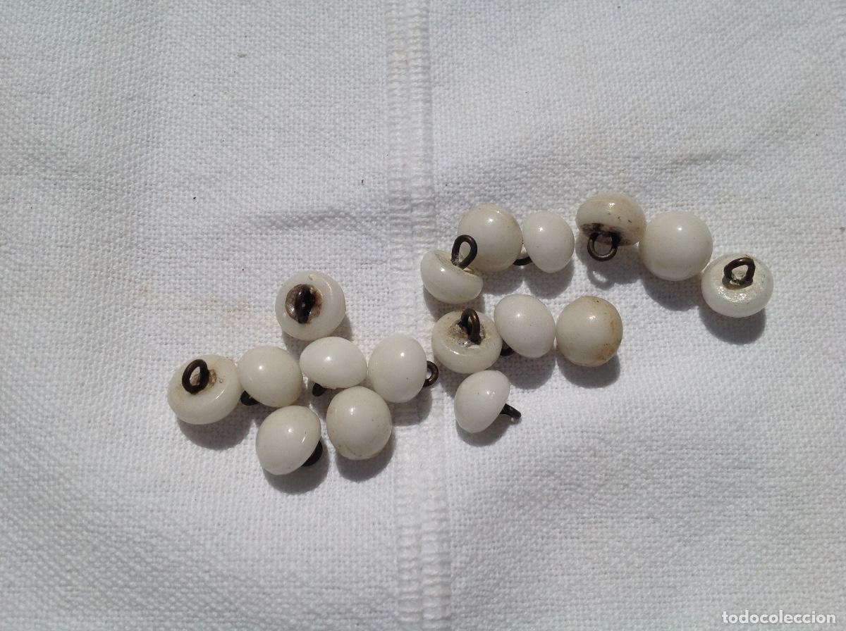 Antig&uuml;edades: 16 botones de opalina blanca - Foto 1