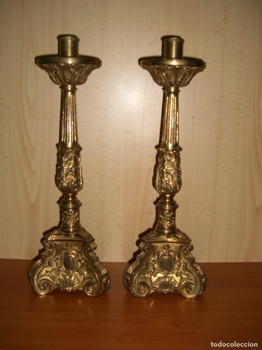 Antig&uuml;edades: CANDELEROS LIT&Uacute;RGICOS DE ALTAR EN BRONCE - Foto 1