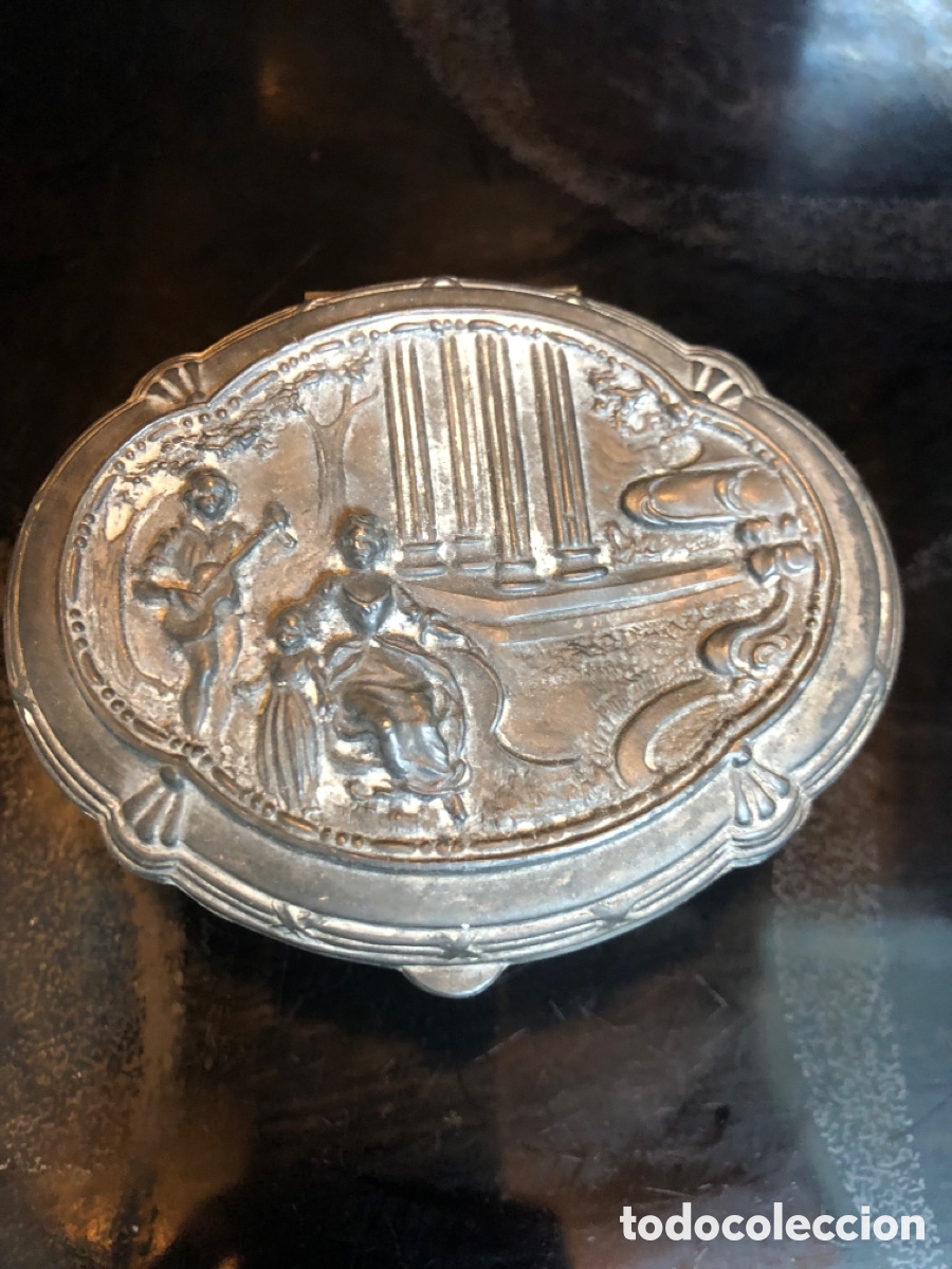 Antig&uuml;edades: Cofre metal repujado - Foto 1
