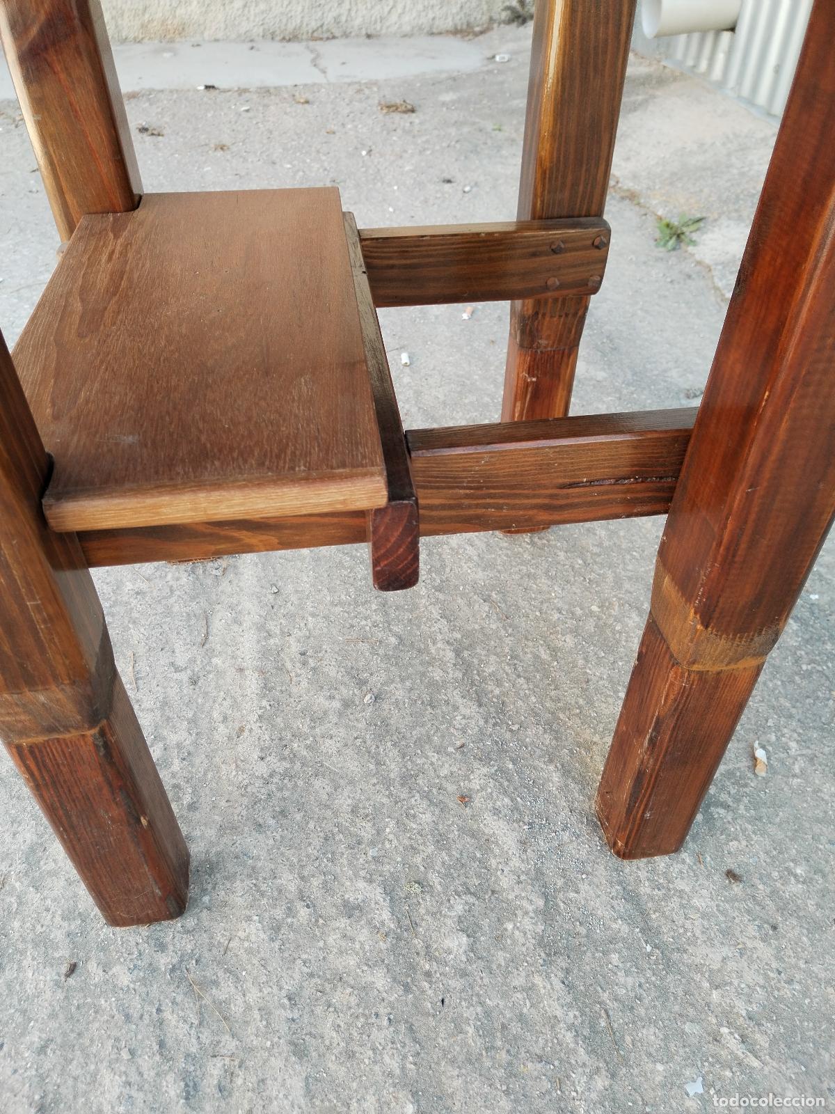 Antig&uuml;edades: mesa auxiliar de madera con azulejos - Foto 2