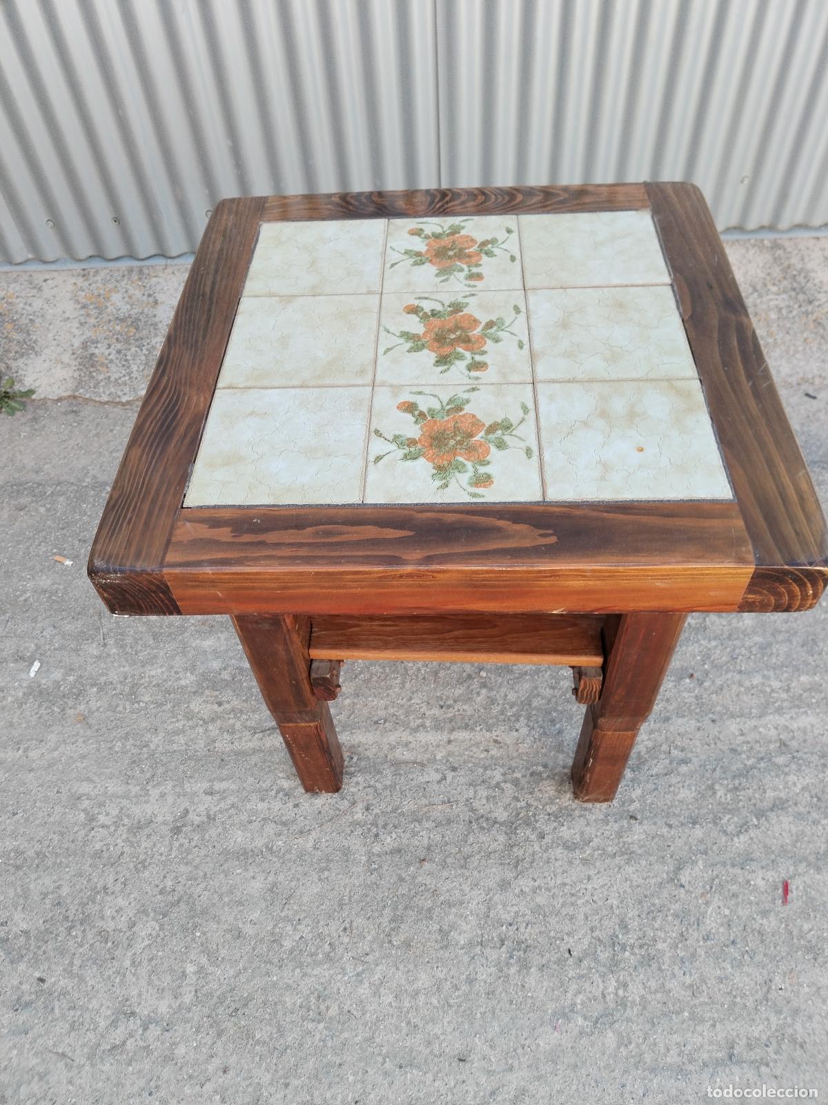 Antig&uuml;edades: mesa auxiliar de madera con azulejos - Foto 3