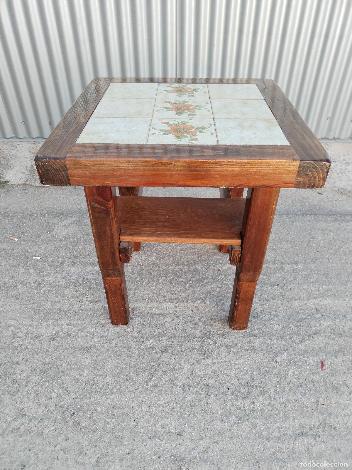 Antig&uuml;edades: mesa auxiliar de madera con azulejos - Foto 4