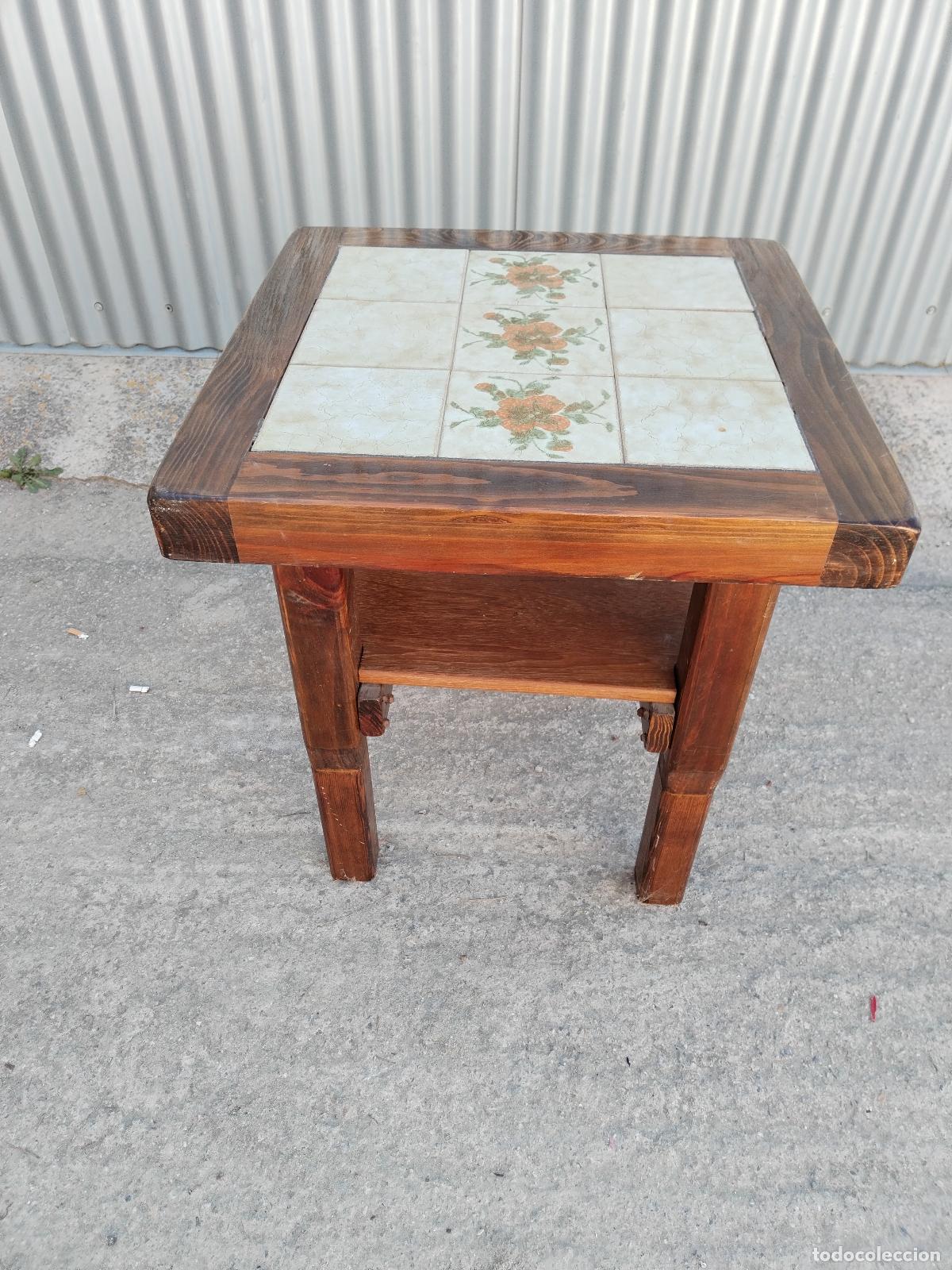 Antig&uuml;edades: mesa auxiliar de madera con azulejos - Foto 6