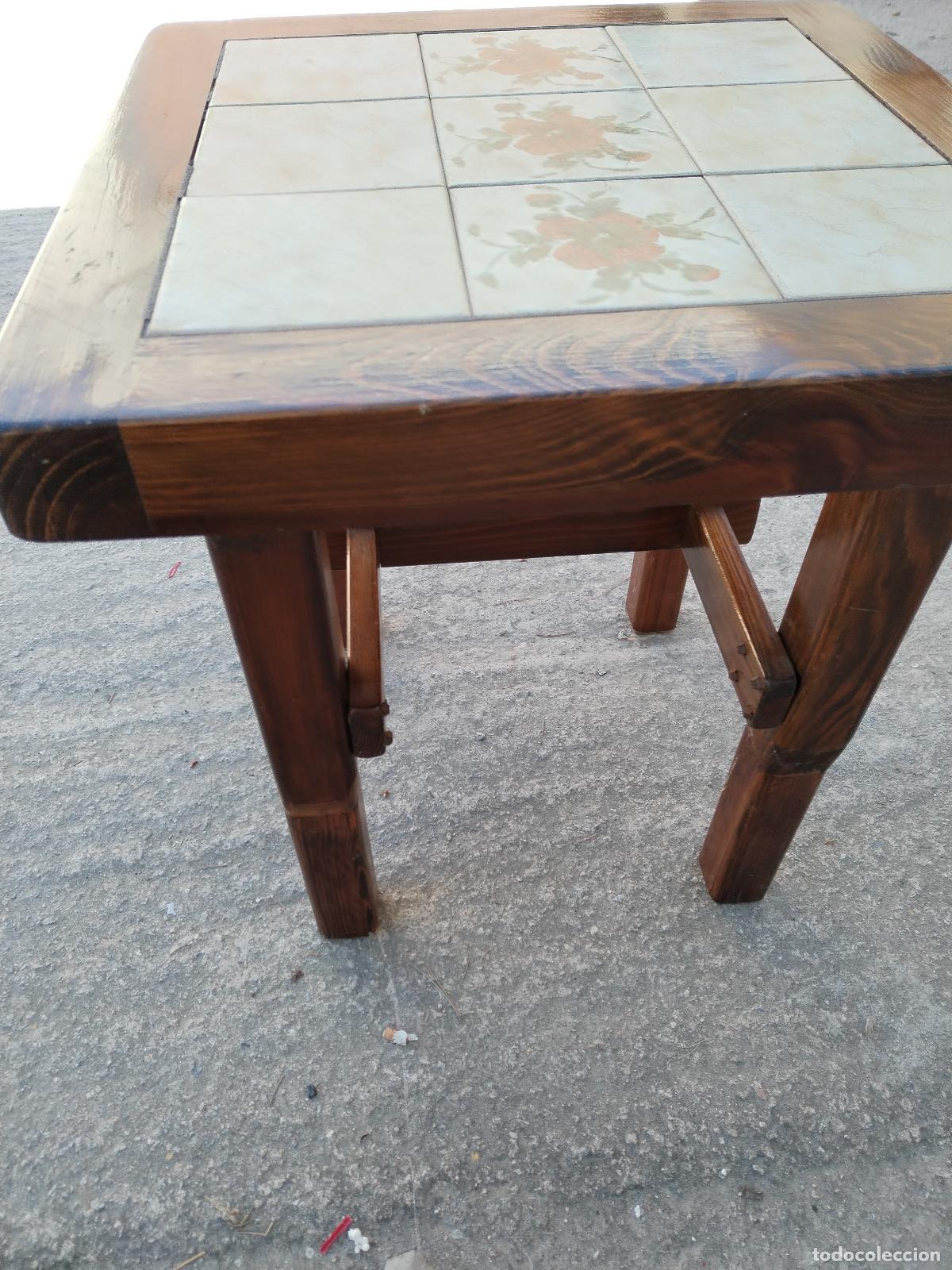 Antig&uuml;edades: mesa auxiliar de madera con azulejos - Foto 7