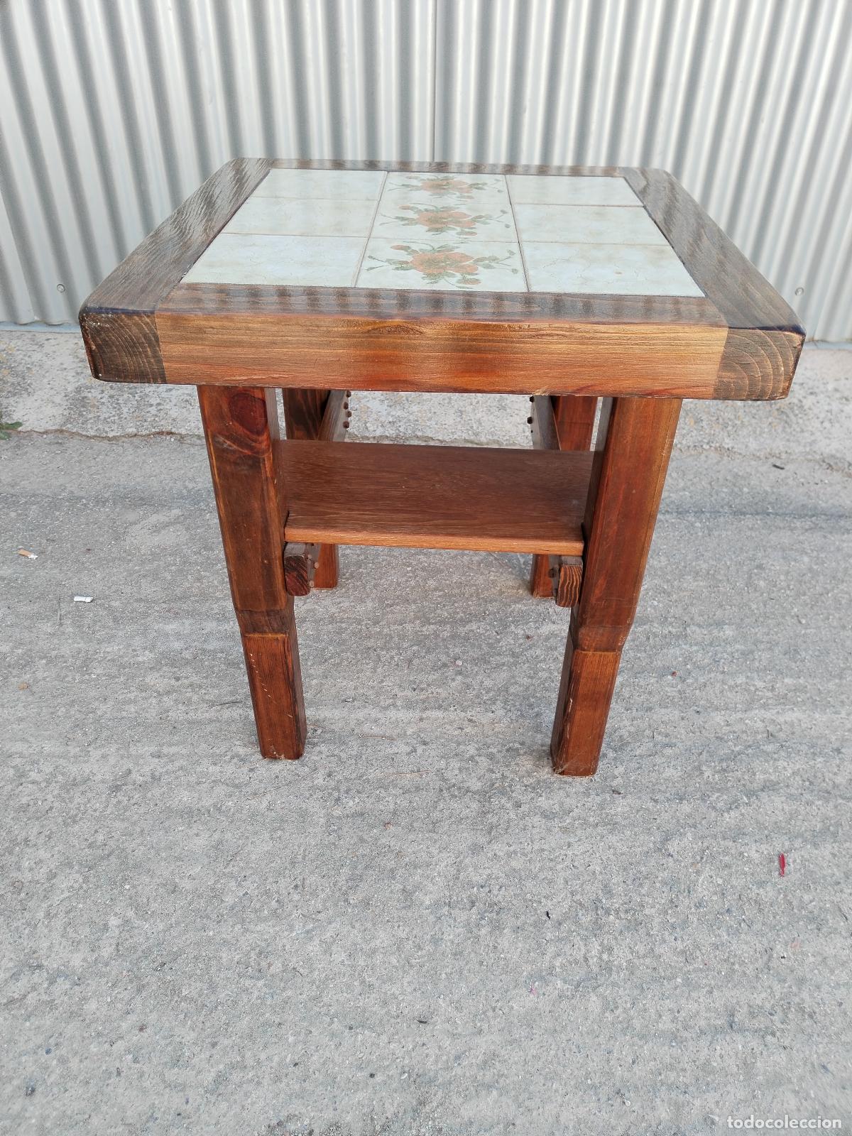 Antig&uuml;edades: mesa auxiliar de madera con azulejos - Foto 1