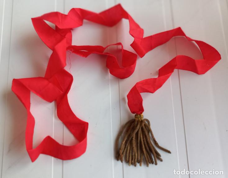 Antig&uuml;edades: ANTIGUA CINTA ROJA CON BORLAS, MILITAR ? - Foto 1