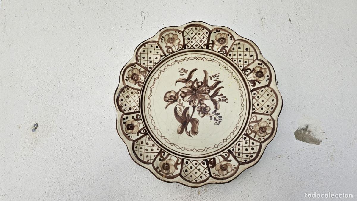 Antig&uuml;edades: plato antiguo de talavera - Foto 1