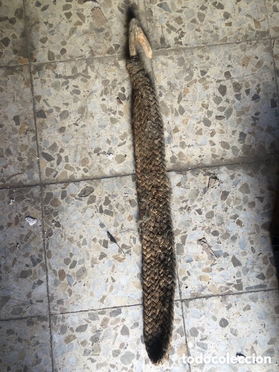 Antig&uuml;edades: cinta de esparto con gancho de madera 80 cm. - Foto 1