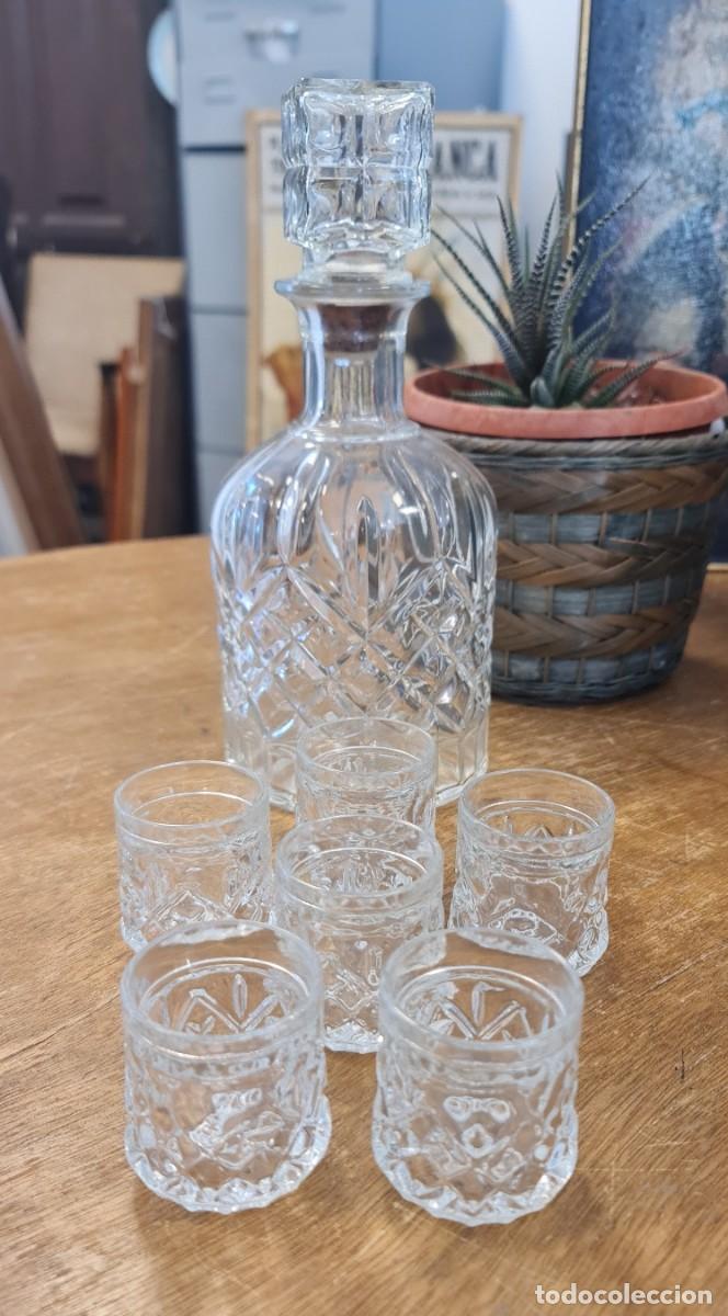 Antig&uuml;edades: Licorera con 6 chupitos cristal de roca - Foto 1