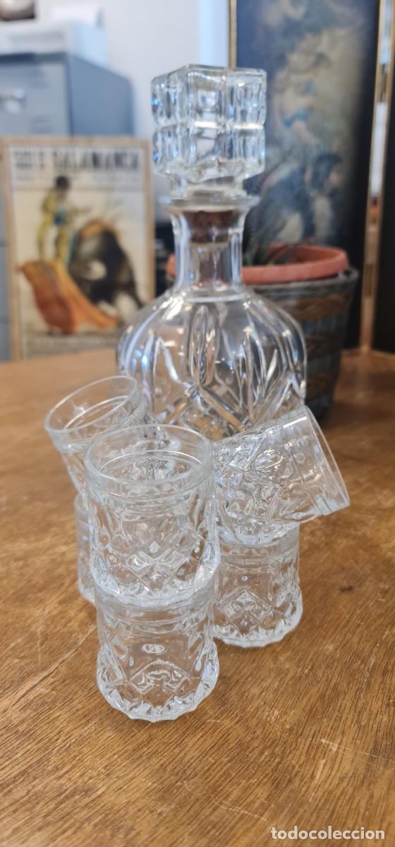 Antig&uuml;edades: Licorera con 6 chupitos cristal de roca - Foto 2