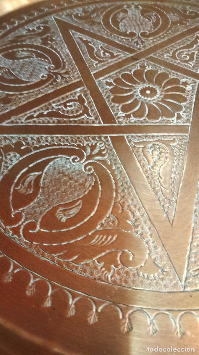 Antig&uuml;edades: mesa arabe de bronce cincelada a mano con relieves - Foto 3