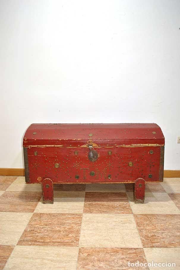 Antiques: ARCA O BA&Uacute;L DE MADERA Y CUERO ROJO