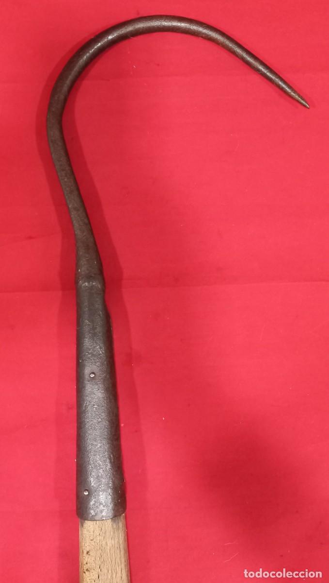 Antig&uuml;edades: GRAN GARFIO DE FORJA CON MANGO DE MADERA - Foto 1