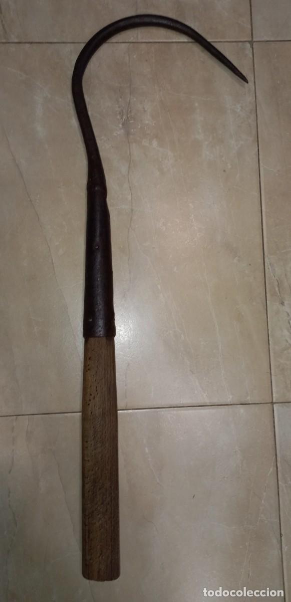 Antig&uuml;edades: GRAN GARFIO DE FORJA CON MANGO DE MADERA - Foto 2